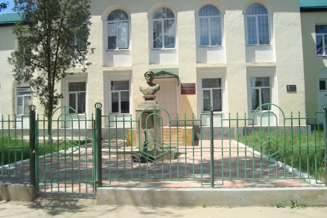 Памятник М. Гаджиеву
